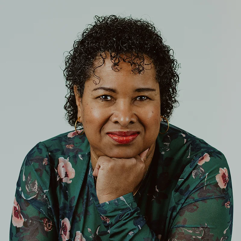 Portret van Sharon Burgler, levenskrac htexpert en psycholoog, met rustige en open blik. Beeld van vertrouwen en stevigheid.